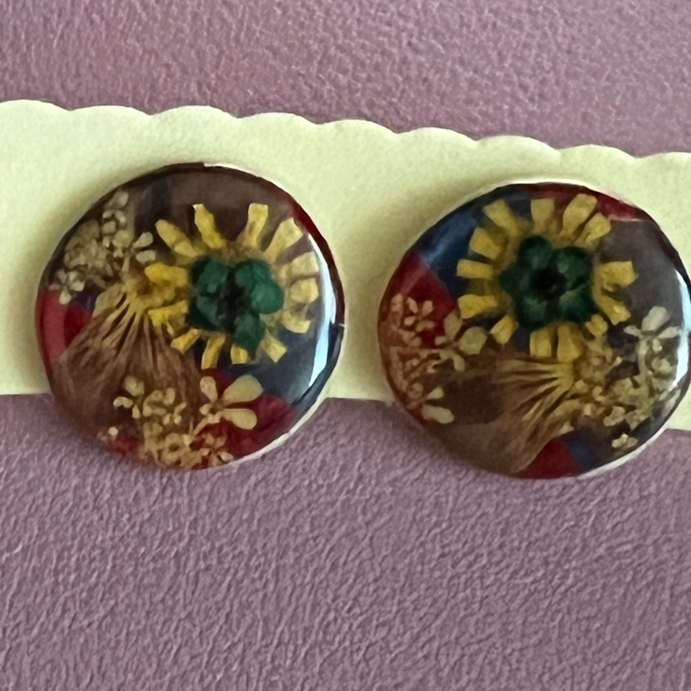 Flower Pressed Inside Round stud earrings